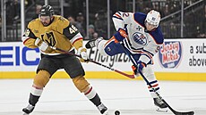 Útoník Vegas Tomá Hertl (vlevo) v kolizi s Vasilijem Podkolzinem, útoníkem...
