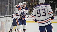 Útoník Edmontonu Zach Hyman (íslo 18) slaví se spoluhrái vítznou branku...