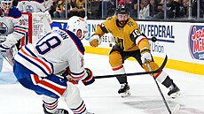 Zach Hyman (vlevo) z Edmontonu a Nicolas Roy z Vegas bojují o puk.