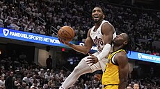 Donovan Mitchell (vlevo) z Clevelandu se tlaí do zakonení bhem utkání 2....