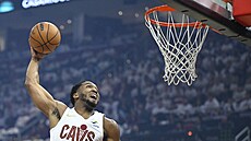Donovan Mitchell z Clevelandu zakonuje bhem utkání proti Indian.