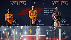 Lando Norris, Oscar Piastri a George Russell (zleva) stojí na stupních vítz...