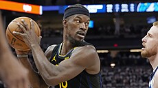 Jimmy Butler z Golden State kontroluje mí bhem utkání proti Minnesot.