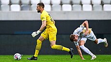 Branká Karviné Jakub Lape rozehrává bhem utkání proti Hradci Králové.
