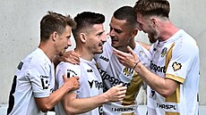 Fotbalisté Hradce Králové se radují z gólu proti Karviné.