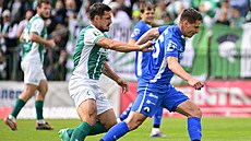 Josef Jindiek (vlevo) z Bohemians se snaí zastavit libereckého Lukáe...