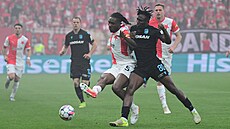 Igoh Ogbu (vlevo) ze Slavie a Prince Adu z Plzn se petlaují v souboji o...