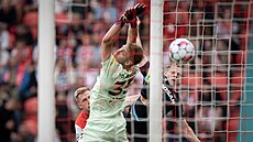 Branká Slavie Jakub Markovi inkasuje, prosadil se plzeský Matj Vydra.