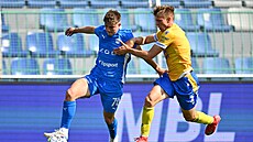 Jan Buryán (vlevo) z Mladé Boleslavi vede balon, zastavit se ho sna�í teplický...