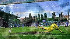 Josef Jindiek z Bohemians pekonává gólem z penalty libereckého brankáe...