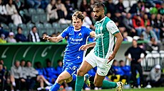 Denis Viinský (vlevo) z Liberce a Júsuf Hilál z Bohemians spchají za balonem.