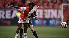 Plzeský Luká erv (vpravo) brání Davida Mosese ze Slavie.