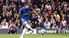 Enzo Fernández stílí gól Chelsea v zápase proti Liverpoolu.