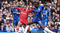 Trent Alexander-Arnold z Liverpoolu se snaí obejít Nicolase Jacksona z Chelsea.