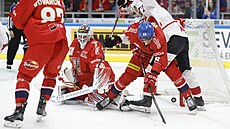Branká� Karel Vejmelka inkasuje v zápase proti �výcarsku.