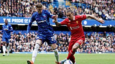 Kostas Tsimikas (vpravo) z Liverpoolu vede balon, ze strany ho brání Cole...