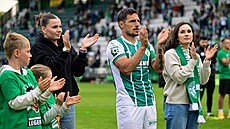 Kapitán Bohemians Josef Jindiek pi dkovace fanoukm. Klubová legenda se...