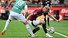 Jaroslav Zelený (vpravo) ze Sparty se snaí obejít s balonem Martina Cedidlu z...