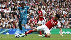 William Saliba (vpravo) z Arsenalu se snaí zastavit Danga Ouattaru z...