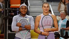 Ameri�anka Coco Gauffová (vlevo) a B�loruska Aryna Sabalenková pózují p�ed...