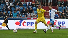 Jan Král (vlevo) z Olomouce a Filip Kubala z Ostravy stíhají balon.