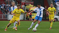Kapitán Baníku Ewerton kontroluje balon bhem utkání proti Olomouci.