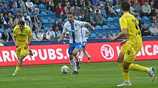 Filip Kubala z Baníku Ostrava vede balon bhem utkání proti Olomouci.