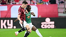 Martin Vitík ze Sparty a Lamin Jawo z Jablonce bojují o balon.