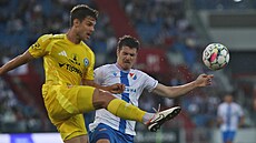 Olomoucký Luká� Vra�til (vlevo) posílá balon do vzduchu, zatímco se k n�mu...