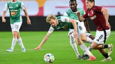 Jablonecký Michal Beran ztrácí rovnováhu v souboji s Magnusem Kofodem...