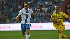 Ostravský Matj ín vede balon bhem utkání proti Olomouci.