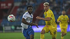 Dennis Owusu z Ostravy (vlevo) a Jií Sláma z Olomouce se otáejí za balonem.