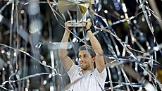 Nor Casper Ruud pózuje s trofejí po vít�zství na turnaji v Madridu.