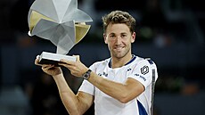 Nor Casper Ruud pózuje s trofejí po vít�zství na turnaji v Madridu.