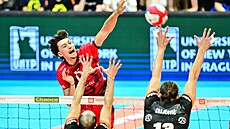 David Kollátor ze Lv Praha (vlevo nahoe) se snaí pekonat blok hrá...