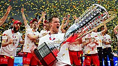 Hrái Lv Praha slaví extraligový titul, s pohárem se raduje Jakub Janouch.