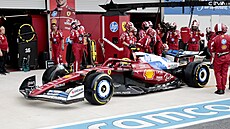 Lewis Hamilton z Ferrari v boxech bhem Velké ceny Miami.