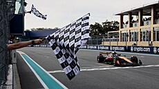 Lando Norris z McLarenu dojídí do cíle Velké ceny Miami na druhé pozici.