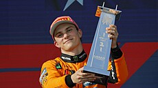 Oscar Piastri pózuje s trofejí pro vítze Velké ceny Miami.