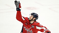 Nic Dowd zpracovává rukou kotou�.