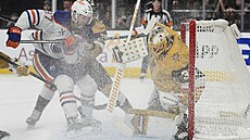 Connor McDavid se sna�í dorazit puk v brankovi�ti  Adina Hilla.