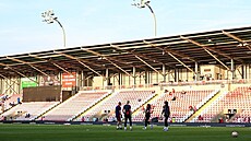 Rozcvi�ka p�ed zápasem �en Manchesteru United a Chelsea.