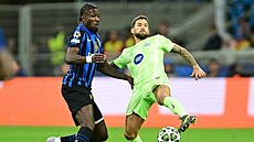 Marcus Thuram z Interu v souboji s Inigem Martínezem.