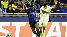 Milánský Denzel Dumfries v souboji o mí� s Gerardem Martinem.