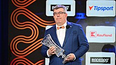Kamil Pokorný pebírá trofej pro Nejlepího trenéra na vyhláení ankety...