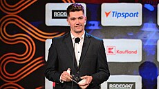 Branká Michal Postava pebírá trofej pro Nejlepího brankáe na vyhláení...