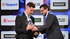 Michal Postava p�ebírá Cenu Václava Paciny pro nejlep�ího hrá�e play off,...