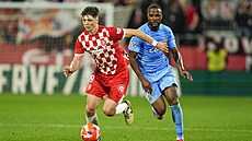 Ladislav Krejí v zápase proti Mallorce, nahání ho Cyle Larin.