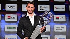 Ondej Beránek s trofejí pro nejlepího hokejistu extraligové sezony.