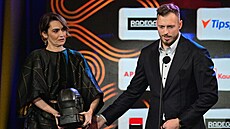 Vítz Radegast indexu Richard Nedomlel pebírá trofej od Daniely Brzobohaté.